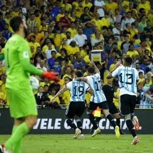 selebrasi-gol-kemenangan-nicolas-otamendi-antarkan-argentina-kalahkan-basil.jpg