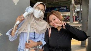 selly-dan-rahma-fans-k-pop-saat-ditemui-di-stasiun-tanah-abang.jpg