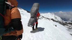 seorang-pemandu-gelje-sherpa-dari-nepal-evakuasi-pendaki-malaysia-di-gunung-everest-8.jpg