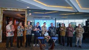 serah-terima-plakat-oleh-director-pt-pesona-mitra-kembar-mas-noer-indradjaja.jpg