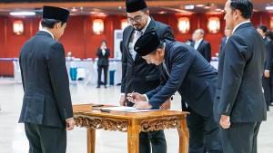 sertijabb-Wakil-Menteri-Kehutanan-Sulaiman-Umar-ke-Rohmat-Marzuki-disaksikan-Menhut-Raja-Juli-Antoni.jpg