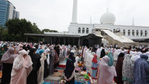 shalat-idul-adha-di-masjid-agung-al-azhar_20240616_111213.jpg