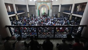 shalat-jumat-di-masjid-raya-bandung_20150713_153328.jpg