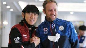 shin-tae-yong-dan-mano-polking-bersalaman.jpg