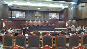sidang-mendengar-keterangan-DPR-dan-Pemerintah.jpg