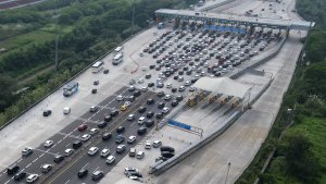 sistem-one-way-di-gerbang-tol-cikampek-utama_20240406_132141.jpg