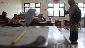 siswa-SD-belajar-di-sekolah-2.jpg