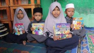siswa-dan-siswi-anak-usia-sekolah-dasar-memegang-buku-perpustakaan-program-edupln.jpg