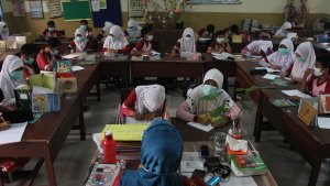 siswa-pakai-masker-saat-belajar-di-sekolah_20150903_002114.jpg