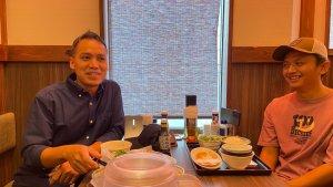 siswanto-kiri-saat-berbincang-dengan-awak-media-di-kawasan-yokohama.jpg