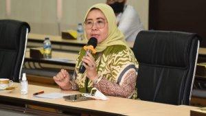 siti-mukaromah-pegang-mik.jpg