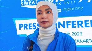 soraya-larasati-salat-di-trotoar.jpg