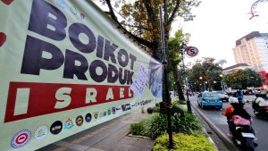 spanduk-boikot-produk-israel-di-bandung_20240714_214131.jpg