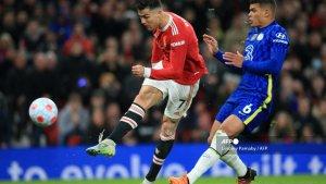 striker-manchester-united-portugal-cristiano-ronaldo-kiri-menembak-melewati-bek-chelsea.jpg