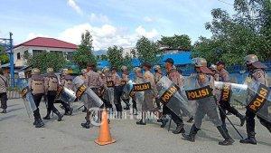 suasana-pengamanan-polisi-di-bandara-sentani.jpg