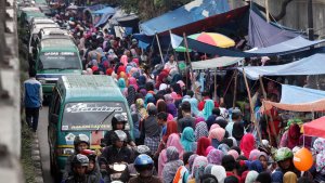 suasana-saat-buruh-pabrik-di-kota-bandung-pulang-kerja_20170501_184428.jpg