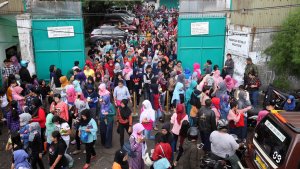 suasana-saat-buruh-pabrik-di-kota-bandung-pulang-kerja_20170501_184528.jpg