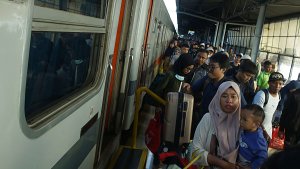 suasana-stasiun-pasar-senen-h-2-lebaran_20240408_181452.jpg