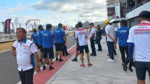 suasana-tim-honda-showa-denki-group-saat-menunggu-pebalapnya.jpg