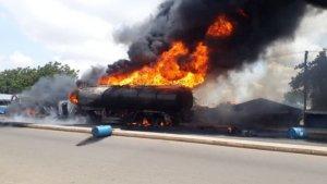 tabrakan-truk-tanker-bahan-bakar-memicu-kebakaran-hebat-di-negara-bagian-niger.jpg