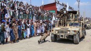 taliban-pamerkan-alutsista-peninggalan-as_20240816_080334.jpg