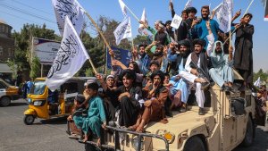 taliban-pamerkan-alutsista-peninggalan-as_20240816_080943.jpg
