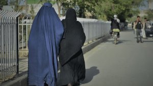 taliban-wajibkan-perempuan-afghanistan-pakai-burqa_20220510_075040.jpg