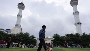 taman-alun-alun-kota-bandung-ramai-wisatawan_20240103_102257.jpg