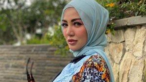 tanam-bibit-padi-hotong-di-kabupaten-buru-bella-shofie-janjikan-bagi-benih-ke-1000-petani.jpg