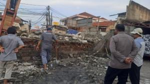tembok-roboh-timpa-20-motor-pelajar-usai-hujan-deras-dan-angin-kencang-di-Ciputat-Tangsel.jpg