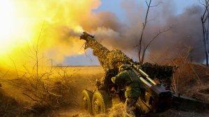 tentara-rusia-sedang-meledakkaan-artileri-menyerang-pasukan-ukraina.jpg