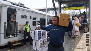 tiket-kereta-jelang-libur-nataru-di-stasiun-malang_20231121_152821.jpg