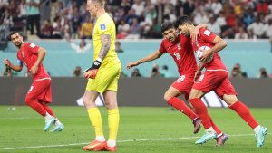 timnas-iran-berhasil-menjebol-gawang-jordan-pickford_20221121_221700.jpg