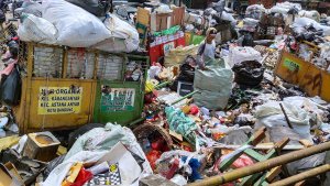 tumpukan-sampah-di-tps-pagarsih-kota-bandung-terlambat-diangkut_20230115_175539.jpg
