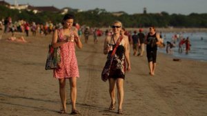 turis-di-pantai-kuta-bali_20170315_104934.jpg