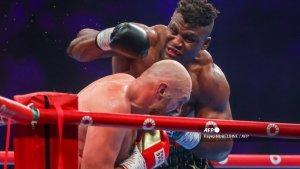 tyson-fury-kiri-menghindaru-pukulan-petinju-francis-ngannou.jpg
