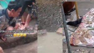 uang-hanyut-saat-banjir.jpg