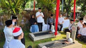 uangan-melakukan-ziarah-ke-makam-tov.jpg