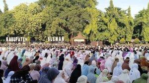 umat-islam-mengikuti-salat-idulfitri-di-lapangan-denggung.jpg
