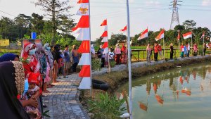 upacara-bendera-17-agustus-di-kolam-kampung-wonolopo-semarang_20210816_200435.jpg