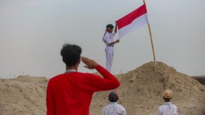upacara-pengibaran-bendera-hut-ke-79-ri-di-pesisir-cilincing_20240817_202444.jpg