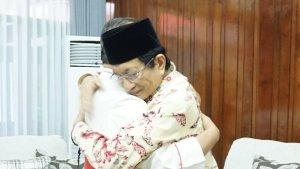uskup-agung-peluk-menag.jpg
