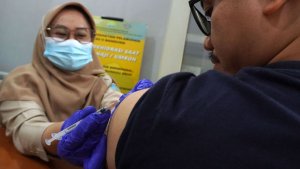 vaksinasi-meningitis-untuk-calon-jamaah-umroh_20240731_184858.jpg