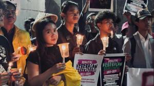 versitas-Indonesia-UI-memegang-lilin-dala.jpg