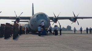 wakil-menteri-pertahanan-wamenhan-herindra-mandikan-pesawat-super-hercules-c-130.jpg