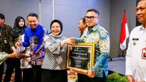 wakil-wali-kota-tangerang-selatan-pilar-saga-ichsan-menerima-penghargaan.jpg