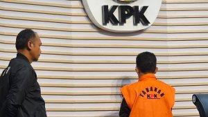 wali-kota-bima-pakai-rompi-kpk.jpg<pf>m-lutfi-wali-kota-bima-tsk-kpk.jpg