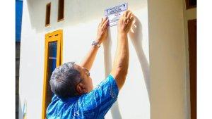 wali-kota-tangerang-selatan-benyamin-davnie-memasang-stiker-di-rumah-warga-program-bedah-rumah.jpg