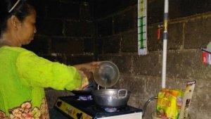 warga-desa-mundu-klaten-jawa-tengah-memanfaatkan-biogas.jpg