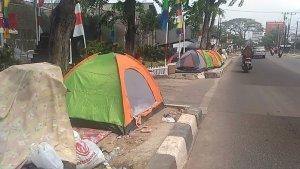 warga-negara-asing-wna-pengungsi-pencari-suaka-dirikan-tenda-di-trotoar-di-jakarta.jpg